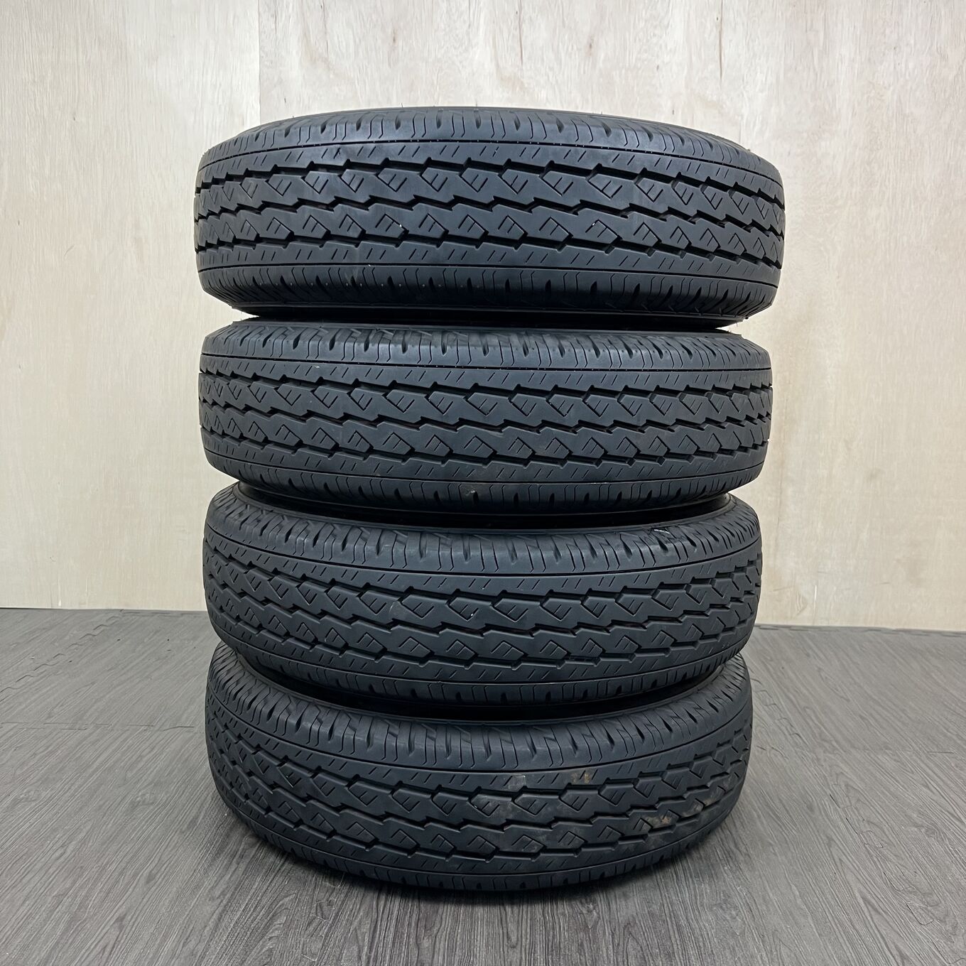 195/80 R15 Bridgestone V600 — 21 300 ¥/комплект