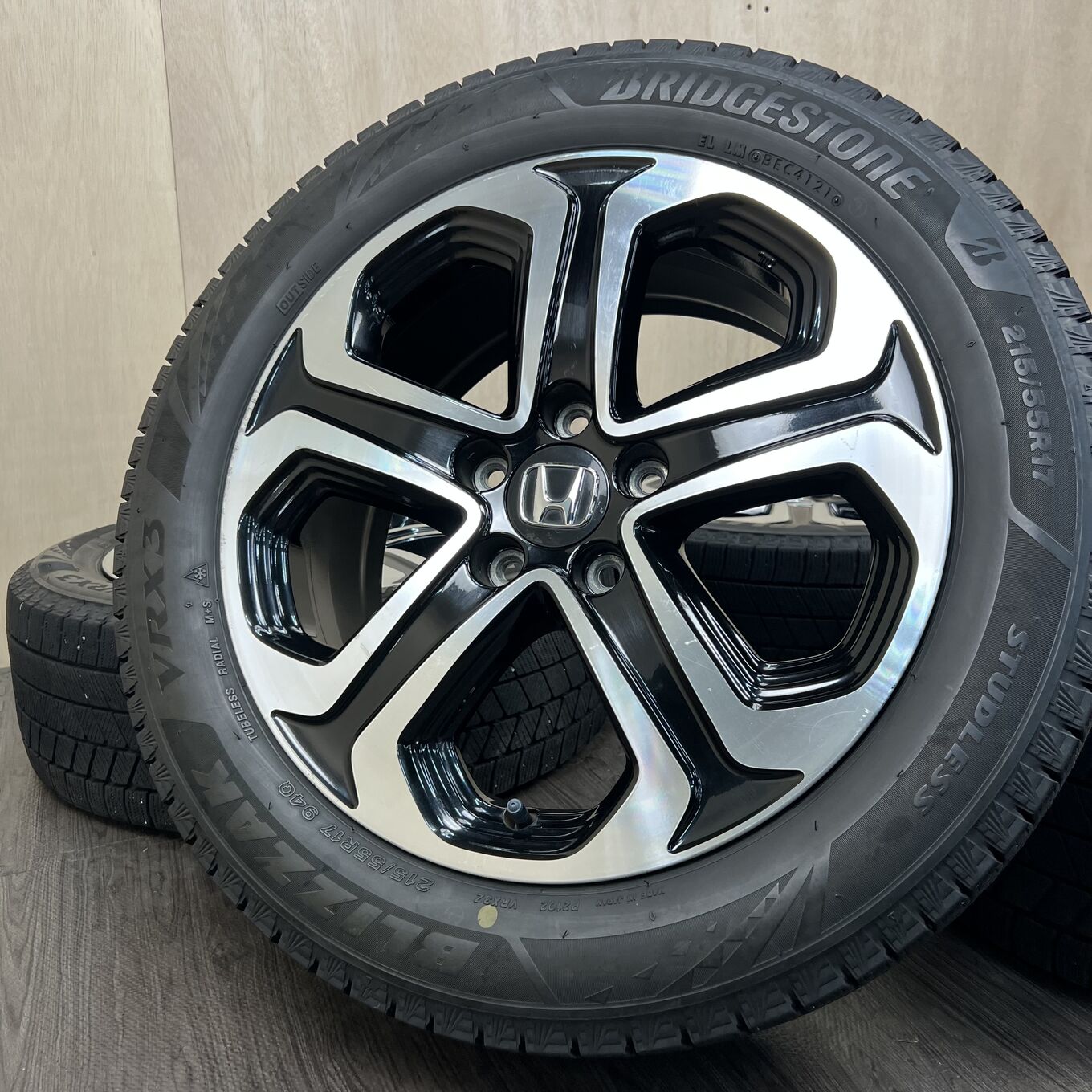 Б/У колесо в сборе 215/55 R17 Bridgestone VEZEL, артикул 175S40426