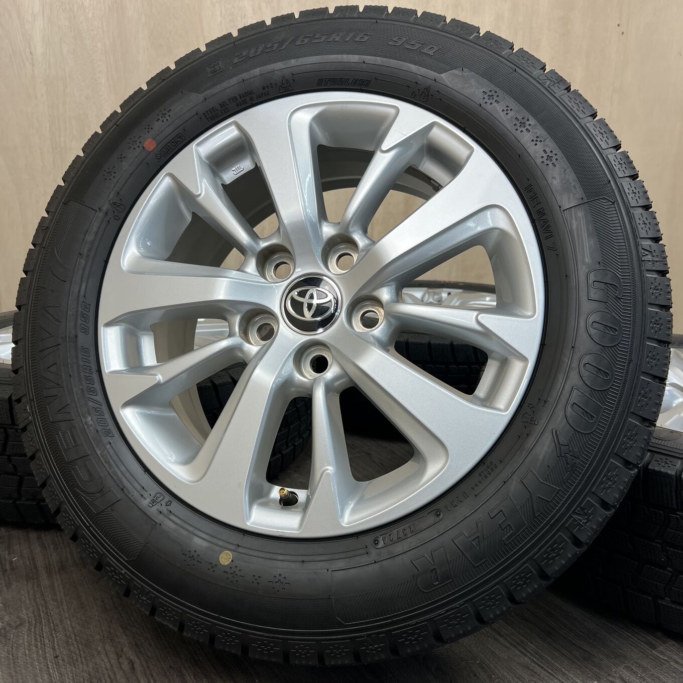 Б/У колесо в сборе 205/65 R16 Goodyear YARIS CROSS, артикул 185S40426