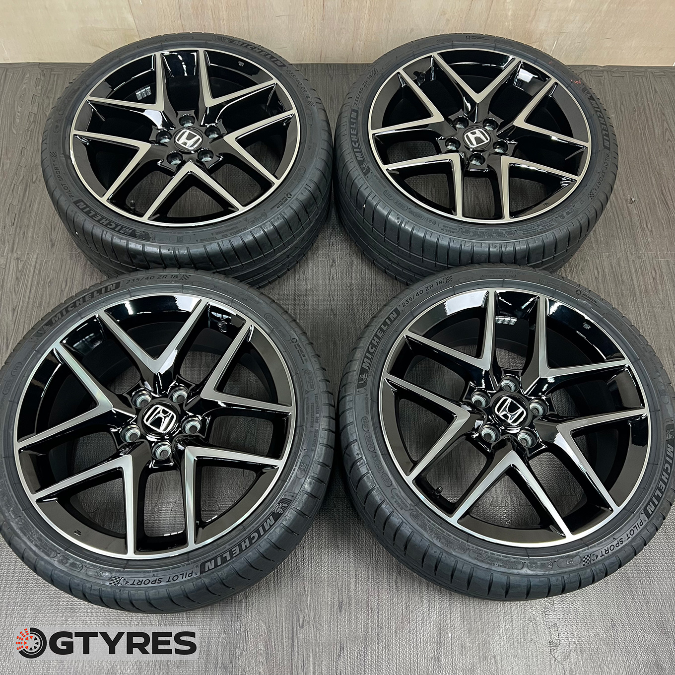 235/40 R18 Michelin PILOT SPORT 4 — 108 000 ¥/комплект