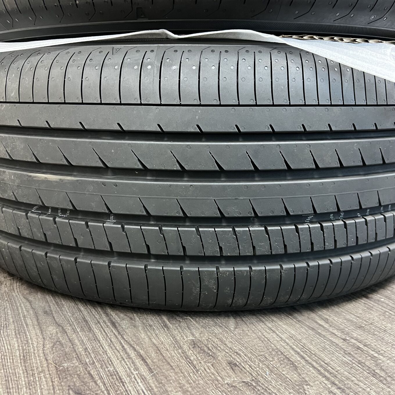 Yokohama ADVAN DB V533 245/40 R19, фото 2