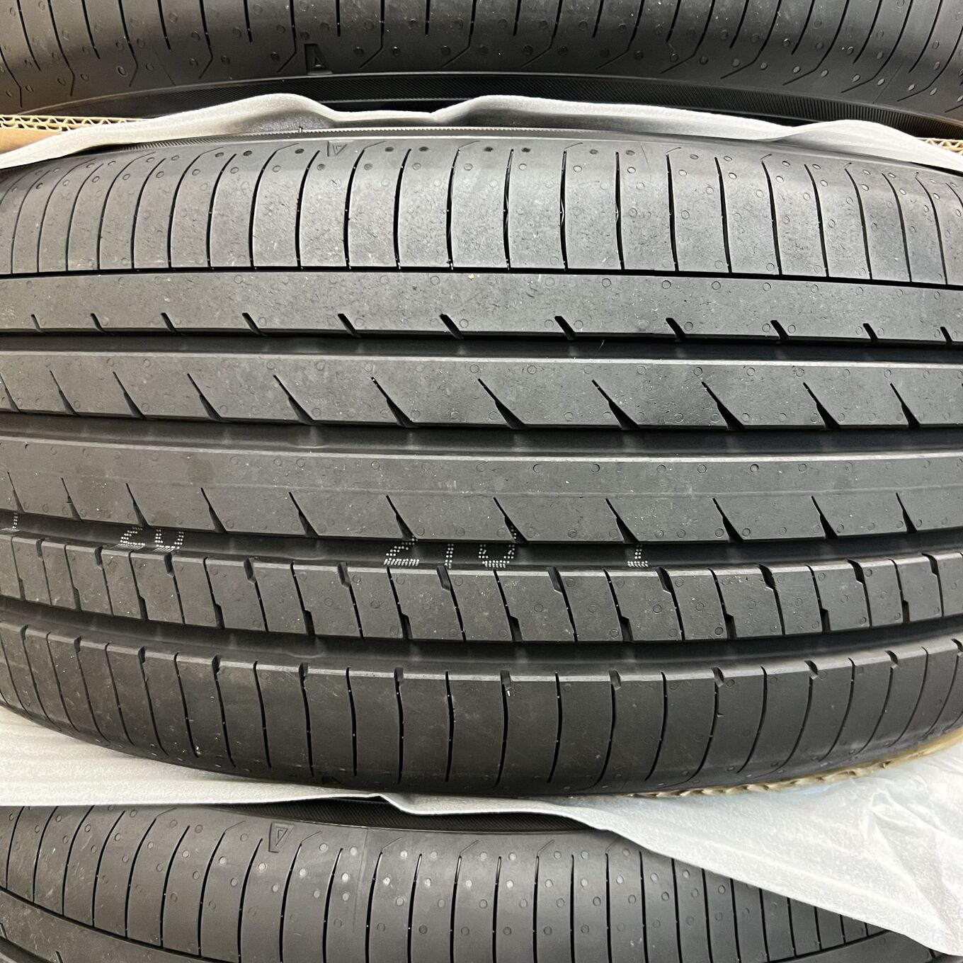 Yokohama ADVAN DB V533 245/40 R19, фото 3