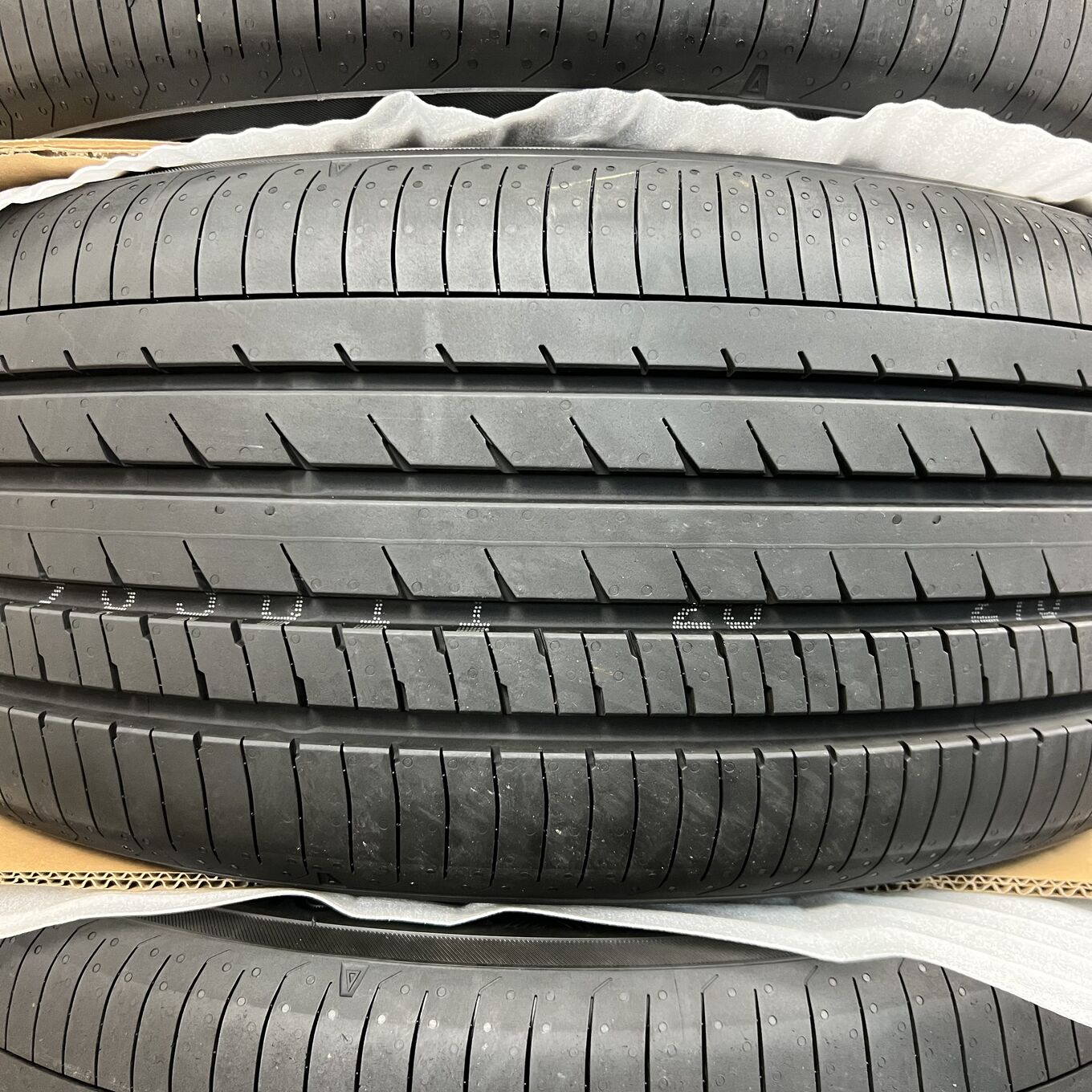 Yokohama ADVAN DB V533 245/40 R19, фото 4