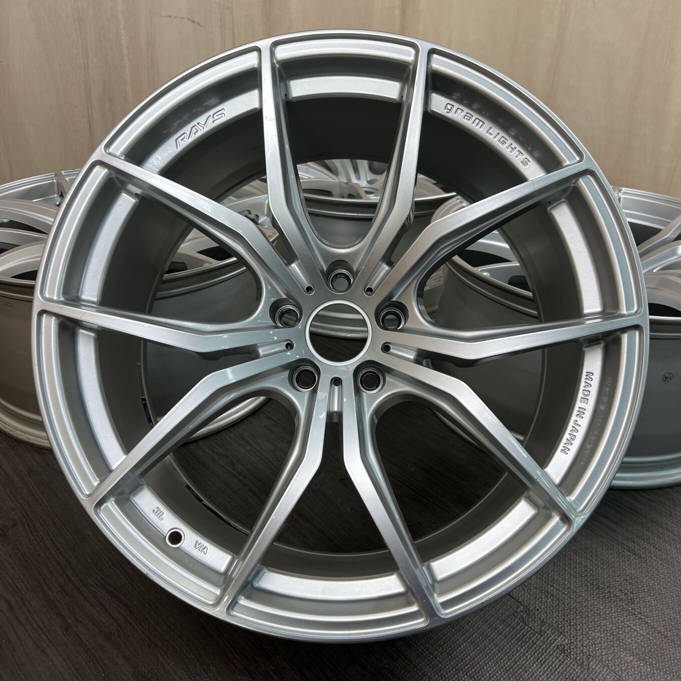 R20 10J ET20 5x114.3 GRAM LIGHTS 57FXX — 99 700 ¥/комплект