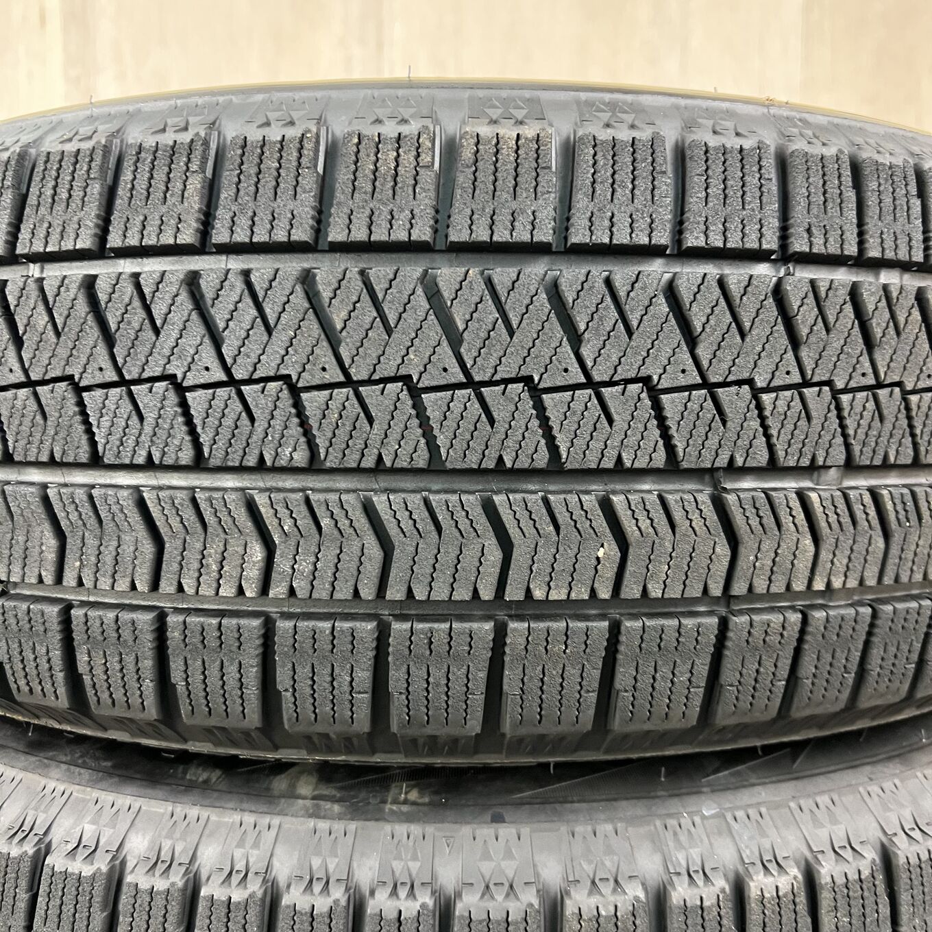 Bridgestone BLIZZAK VRX2 215/60 R17, фото 2