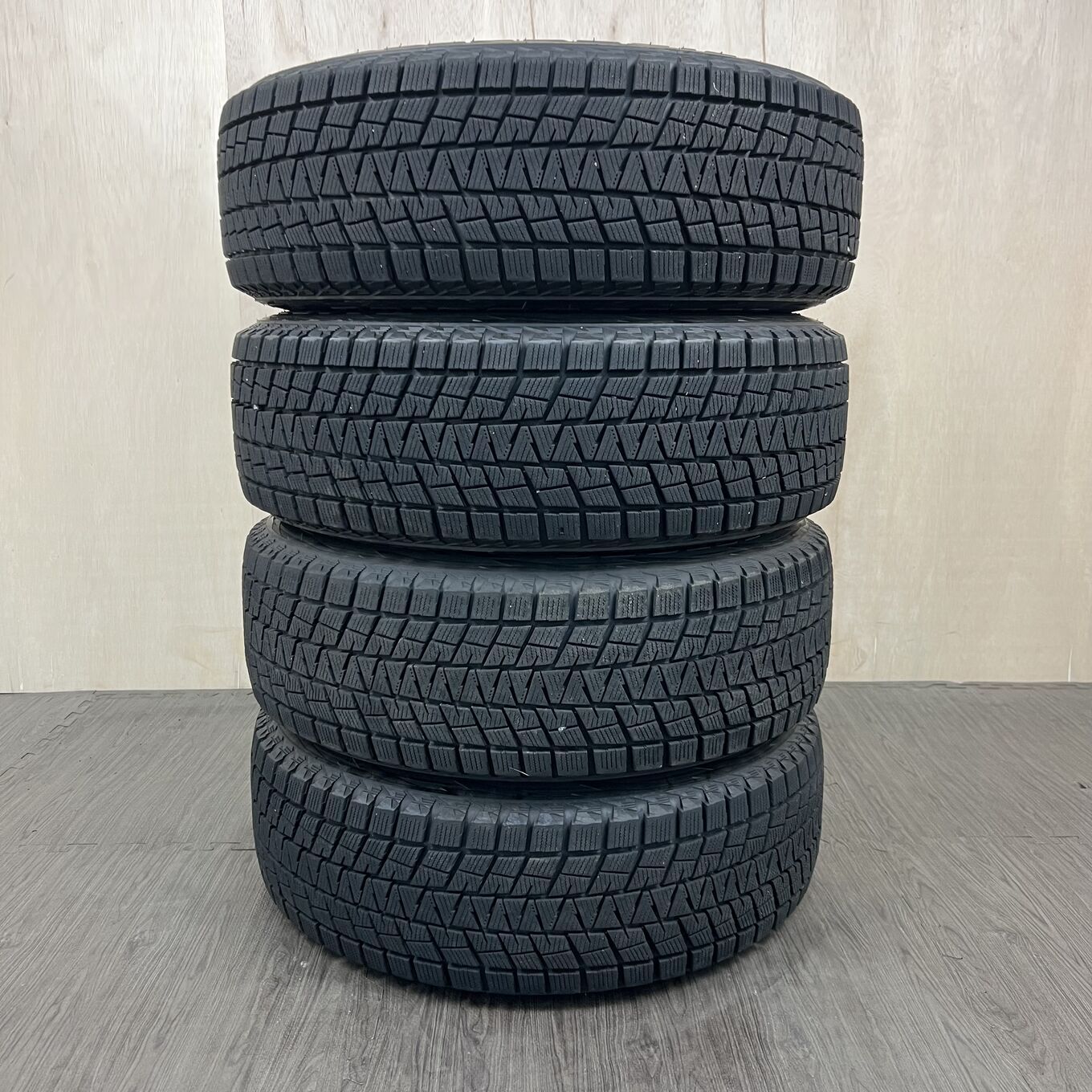 215/65 R16 Bridgestone BLIZZAK DM-V1 — 16 900 ¥/комплект