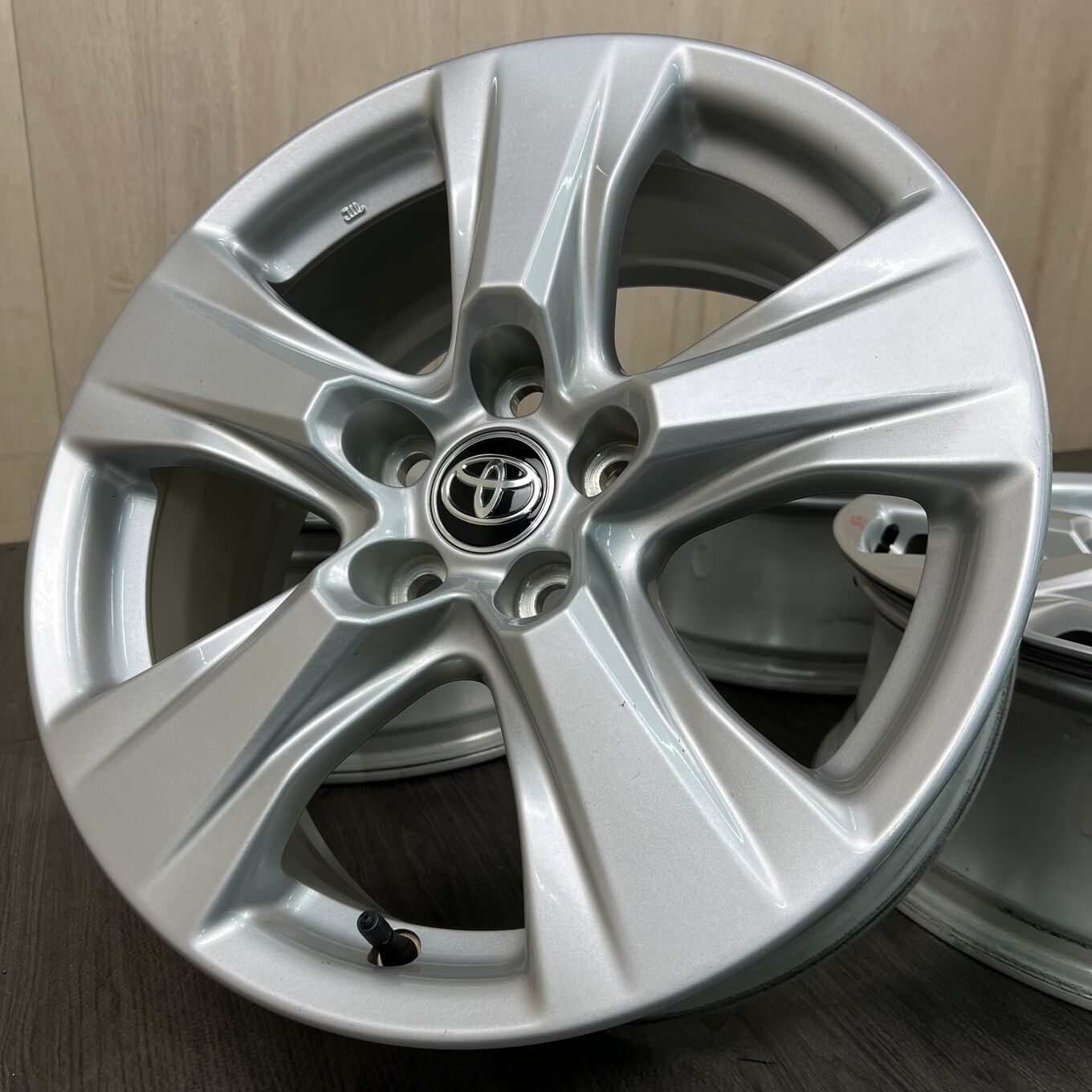 R17 7J ET35 5x114.3 Toyo RAV4 — 43 600 ¥/комплект