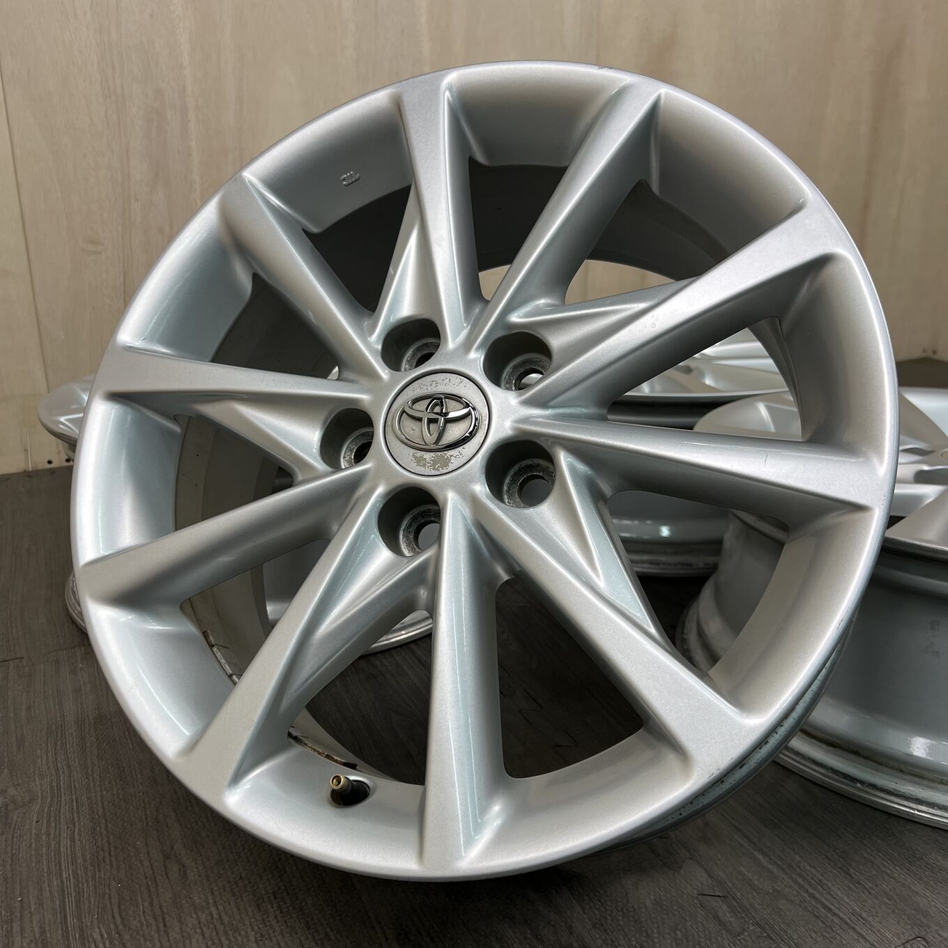 R17 7J ET45 5x114.3 Toyo PRIUS ALPHA — 36 600 ¥/комплект