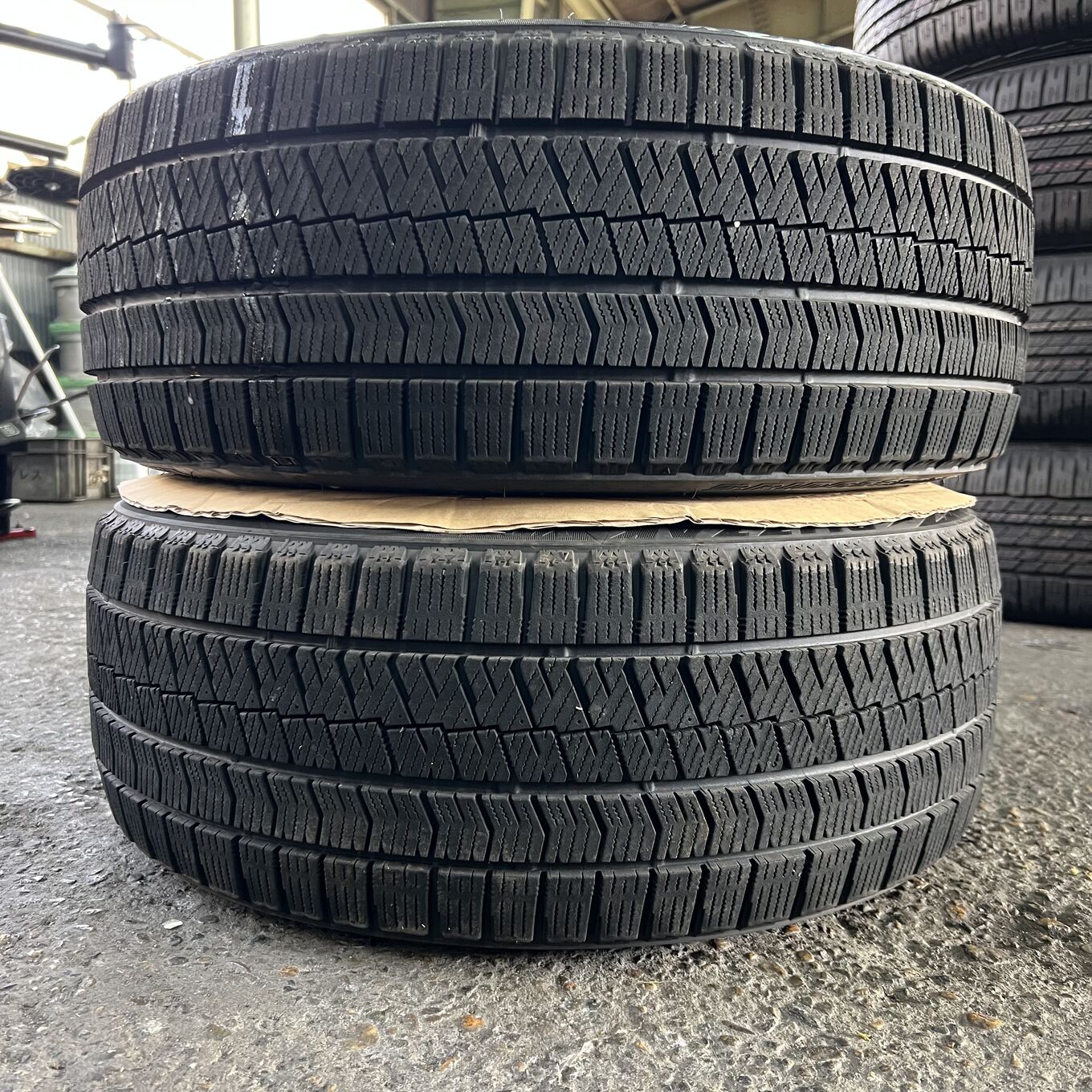 225/40 R18 Bridgestone BLIZZAK VRX2 — 14 000 ¥/комплект