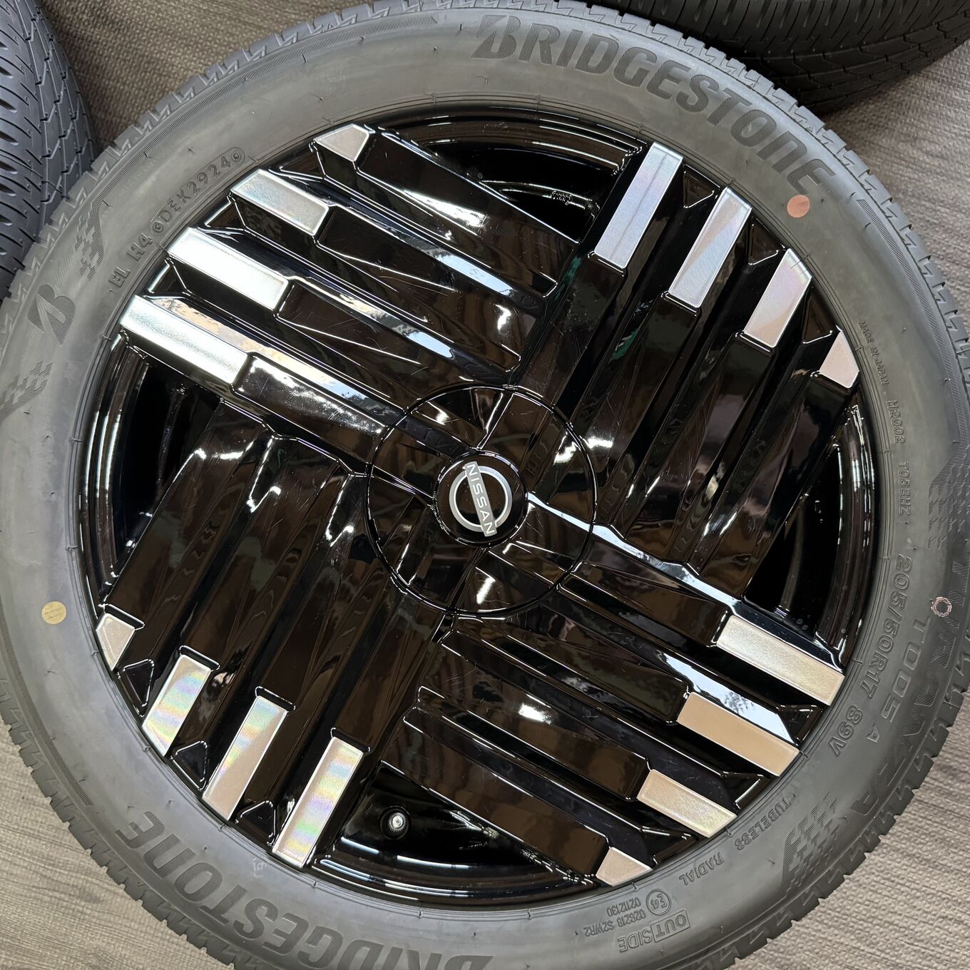 Bridgestone NOTE AURA 205/50 R17, фото 3