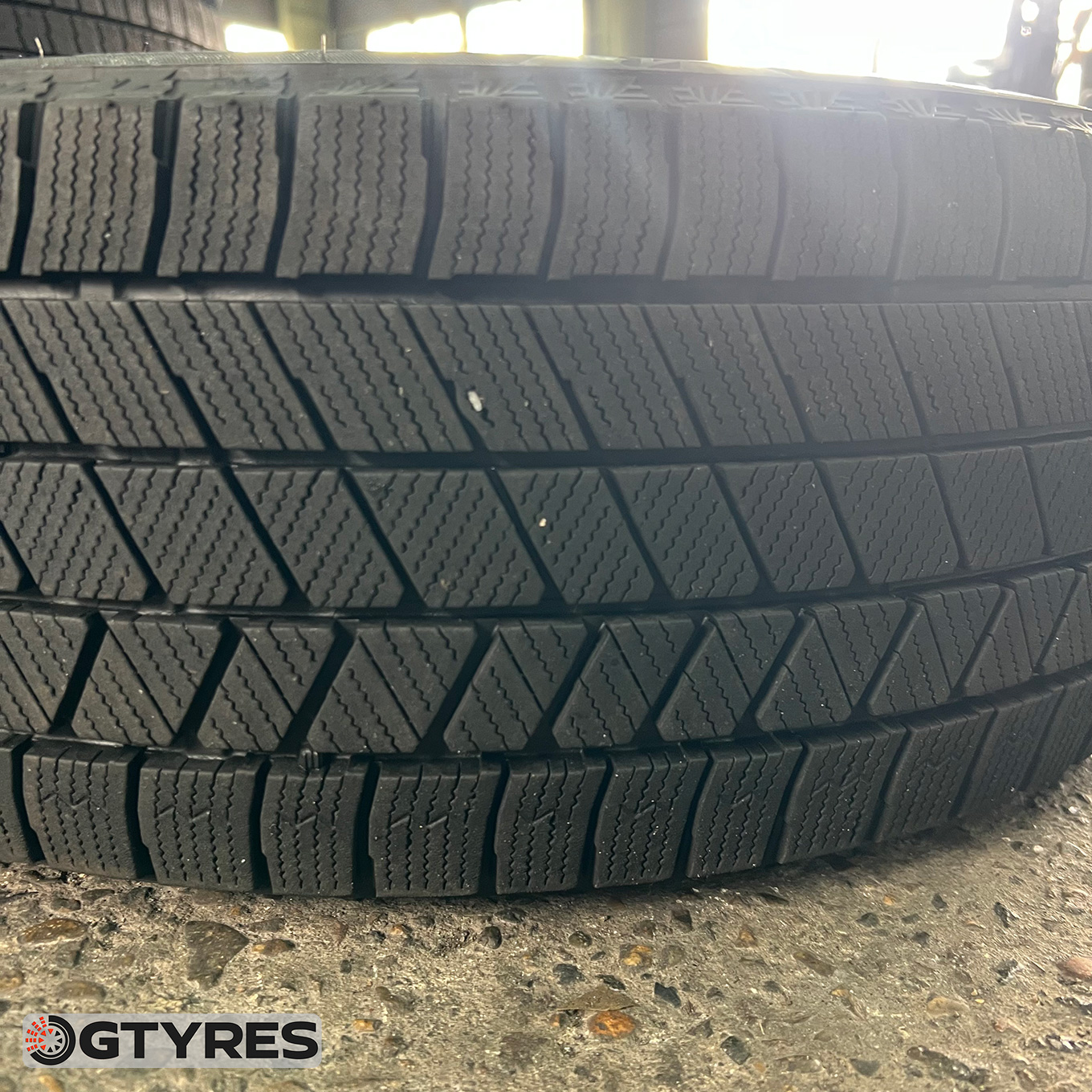 225/45 R18 Bridgestone BLIZZAK VRX3