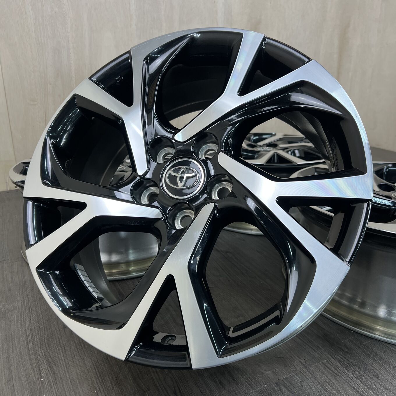 R18 7J ET50 5x114.3 Toyo C-HR — 64 600 ¥/комплект