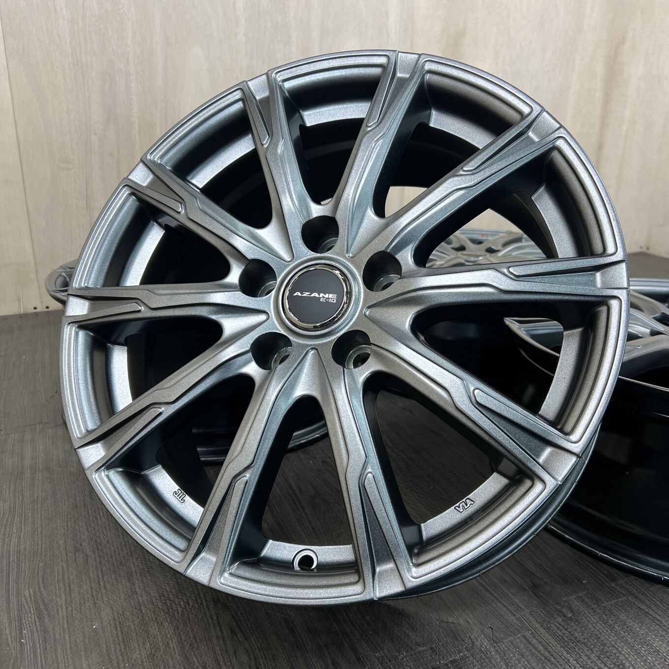 R17 7J ET38 5x114.3 BLIZZAK VRX2 — 28 100 ¥/комплект