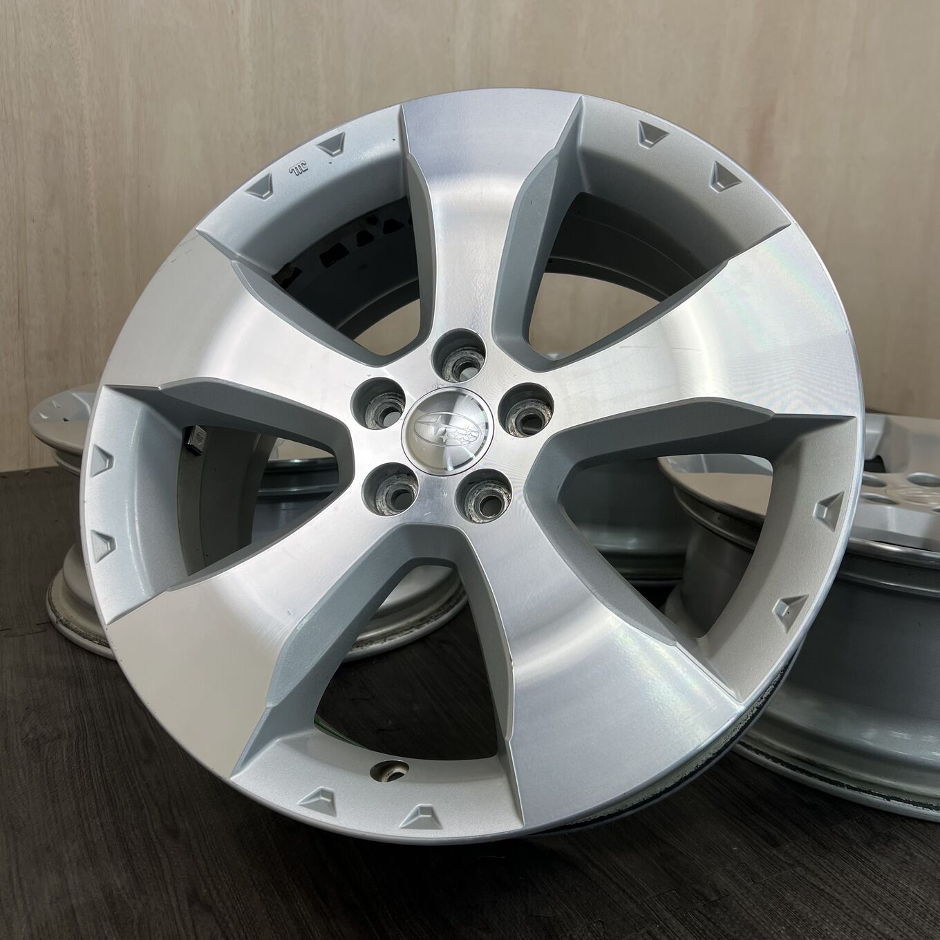 R17 7J ET48 5x114.3 FORESTER — 36 600 ¥/комплект