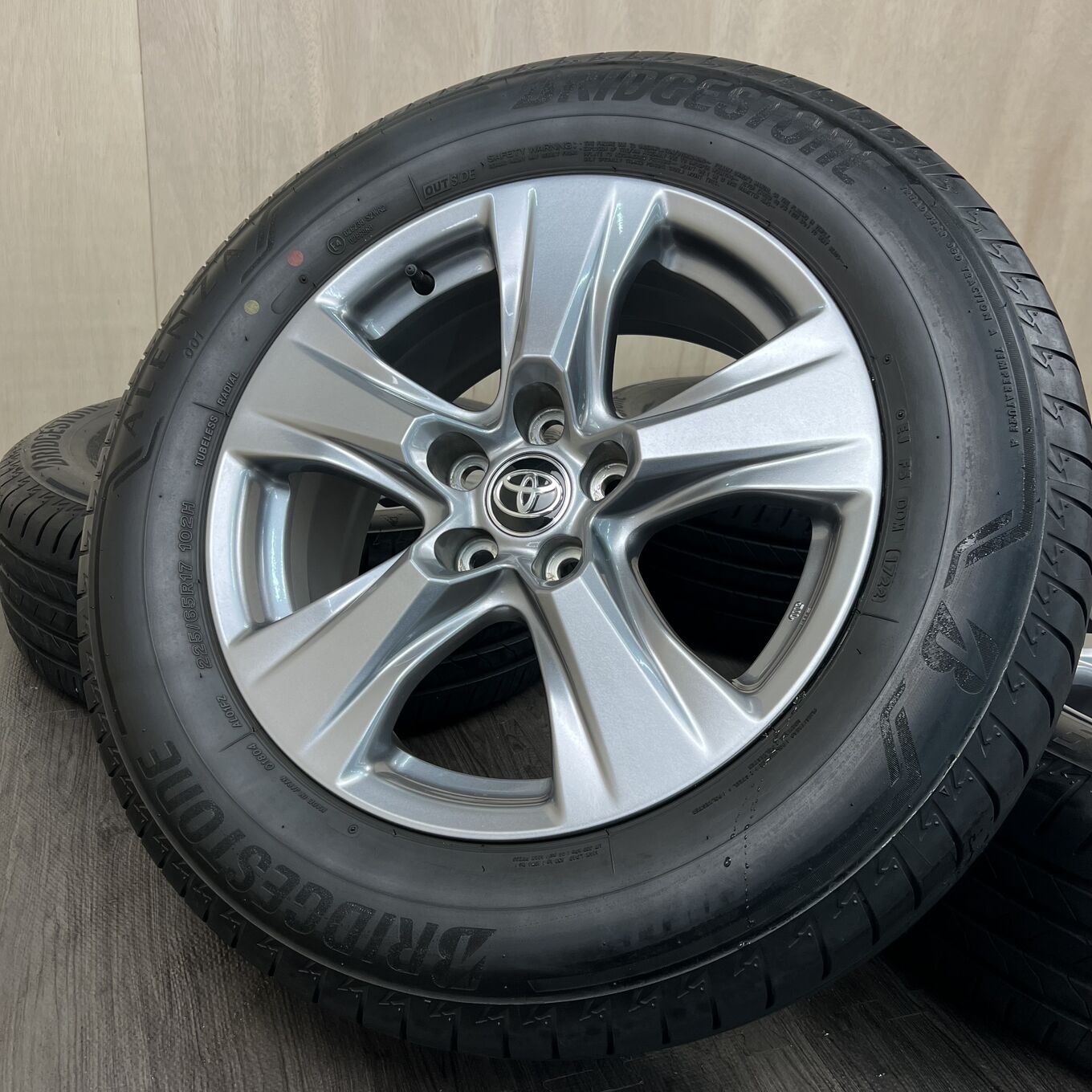 R17 7J ET35 5x114.3 Toyo RAV4 — 34 000 ¥/комплект