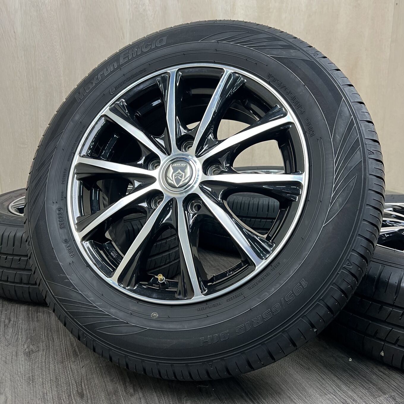 R15 6J ET53 5x114.3 RIZLEY — 26 700 ¥/комплект