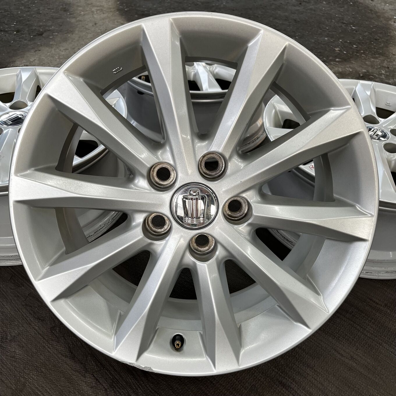 R17 7J ET45 5x114.3 — 32 300 ¥/комплект