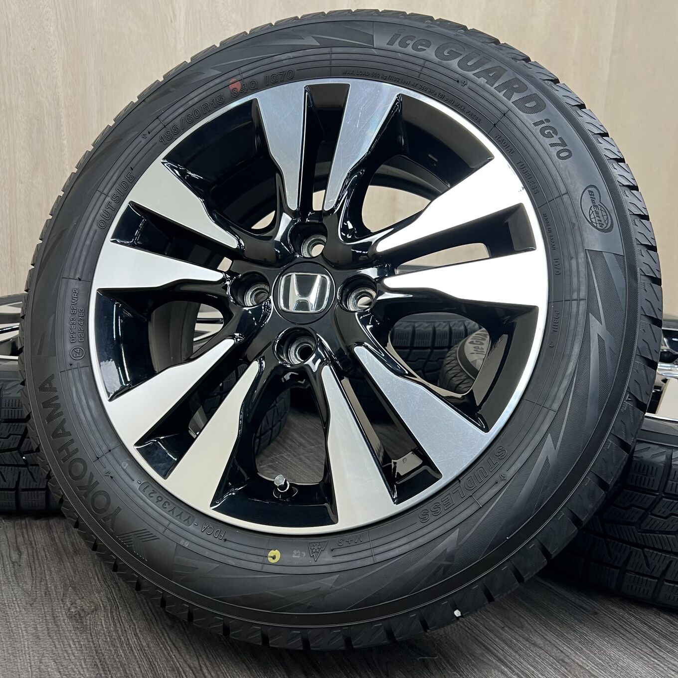 Б/У колесо в сборе 185/60 R15 Yokohama ICE GUARD IG70, артикул 83S40426