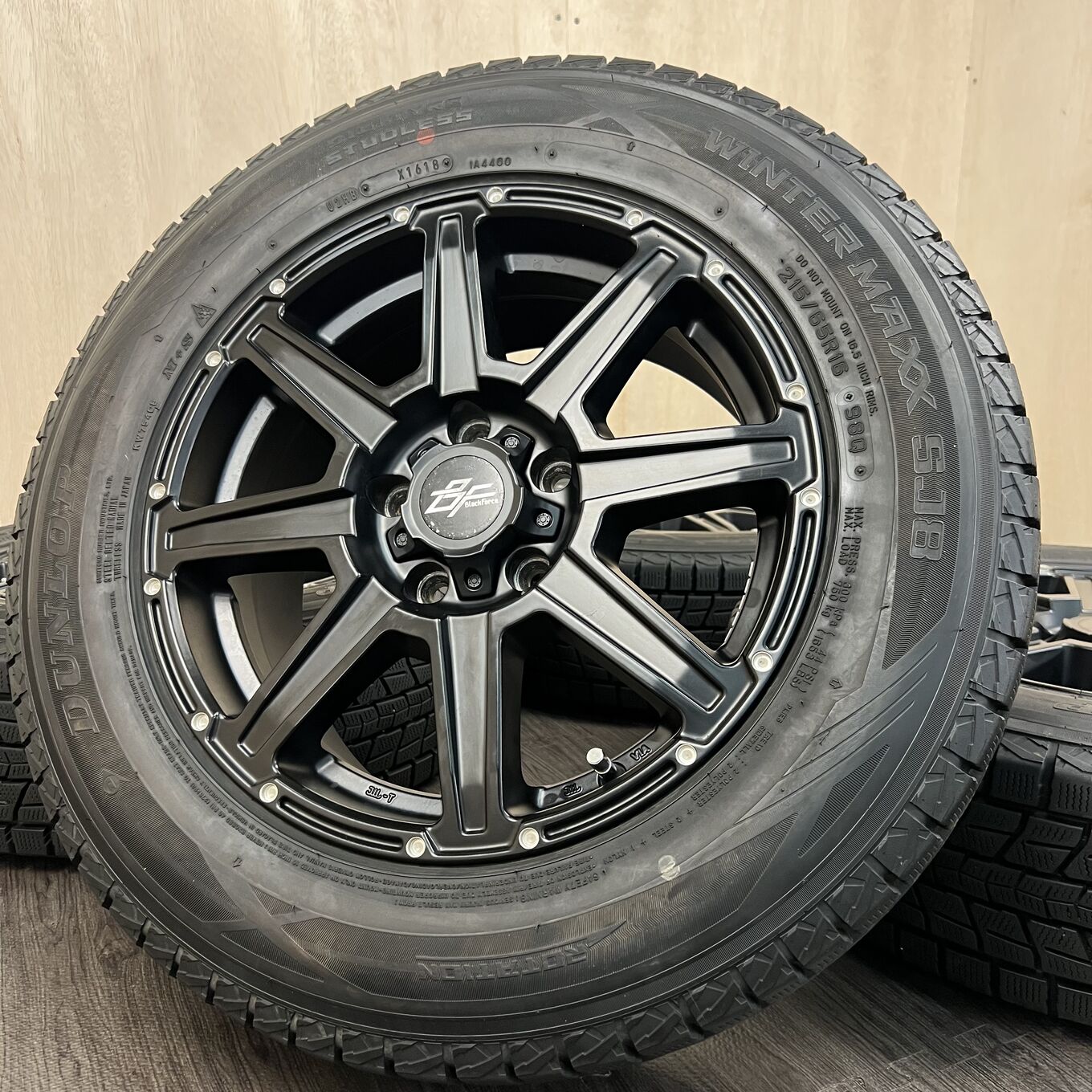 Б/У колесо в сборе 215/65 R16 Dunlop WINTERMAXX SJ8, артикул 85S40426
